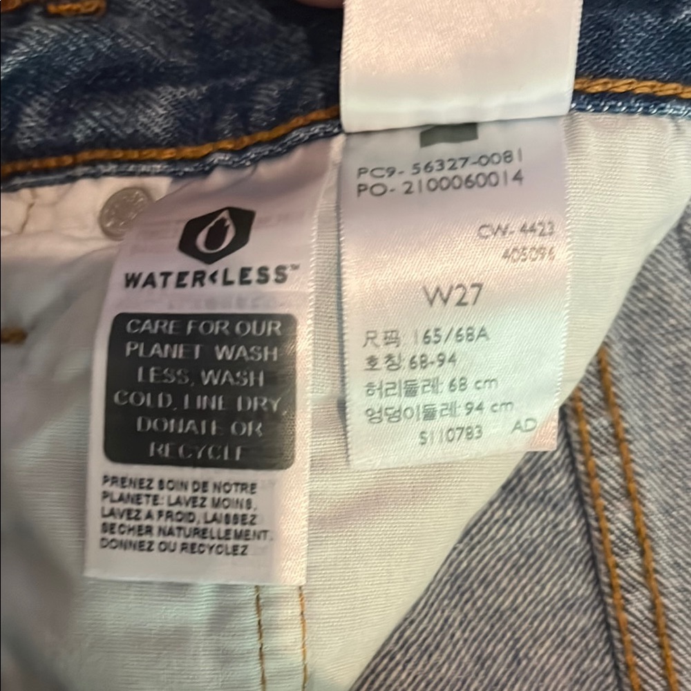 Levis -Distressed Women's Shorts - Picture 5 of 5